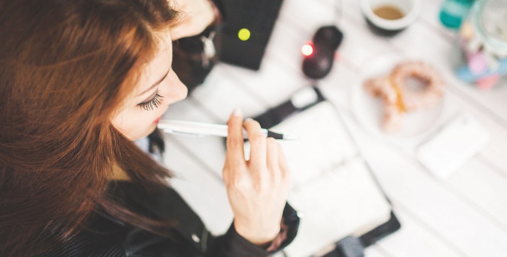 Deep Work - Weiterbildung - Büroarbeit im 21. Jahrhundert - Frau am Schreibtisch