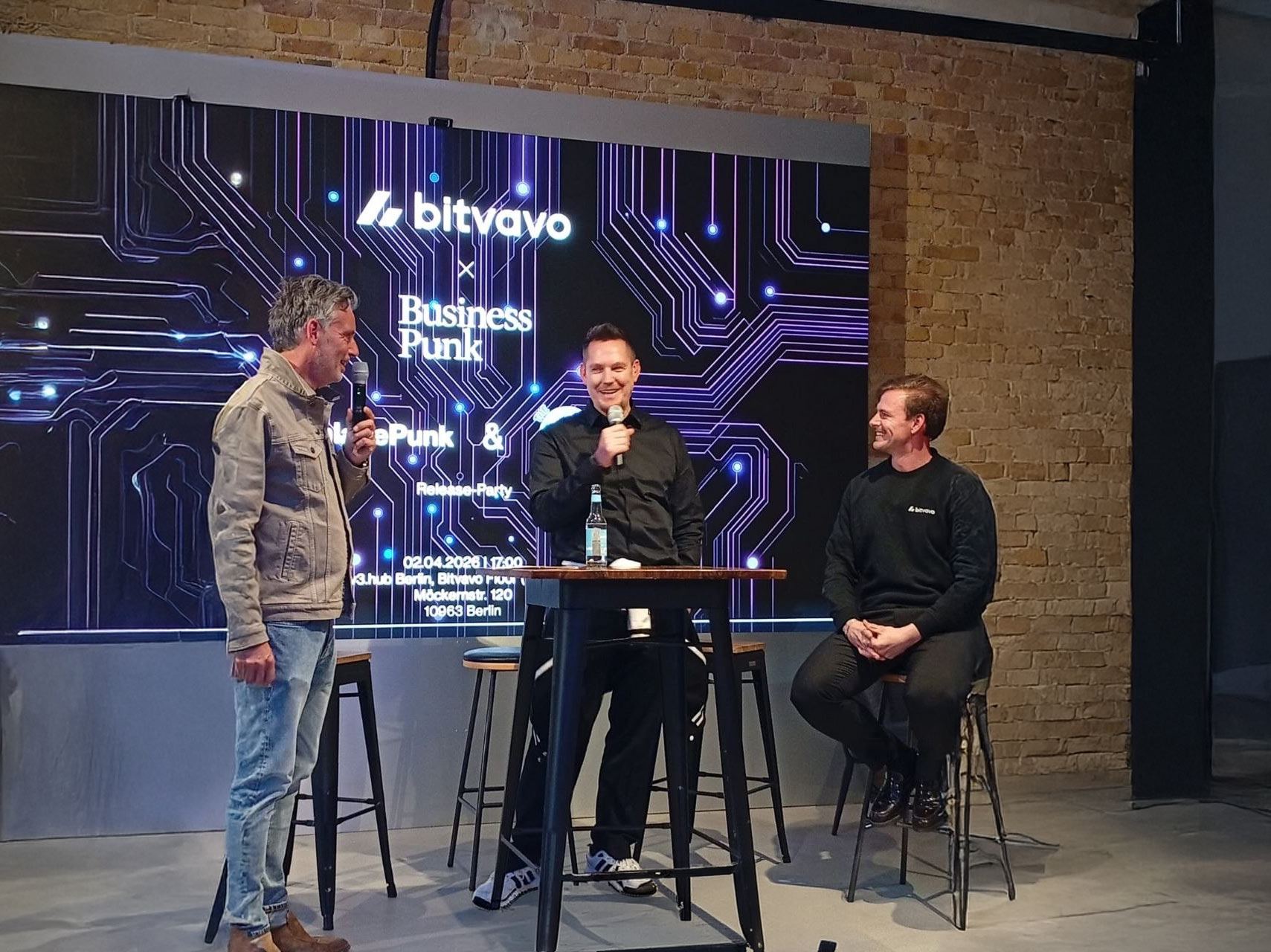 Moderator Oliver stock (links) mit Michael Wutzke (Mitte) und David Kurz (bitvavo) - Business Punk Event Berlin - Anlage Punk Release Party am 2. April 2026 in Berlin